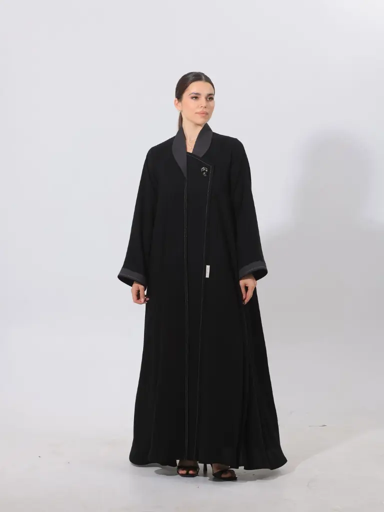 LYS-11كريب كوري أسود ، خام صيفي و خفيف مع اضافة مميزة لقماش التفته ازرار فضية لتميزكِ بإطلالة ف (2).webp