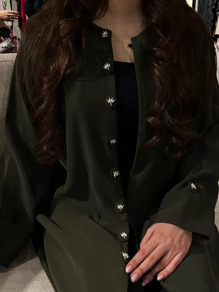 عباية عملية بخامة باربي متوفرة باللون الأسود و عدة ألوان مختلفة 💕💕 سعر العباية 38 ريال عماني ن (1).webp