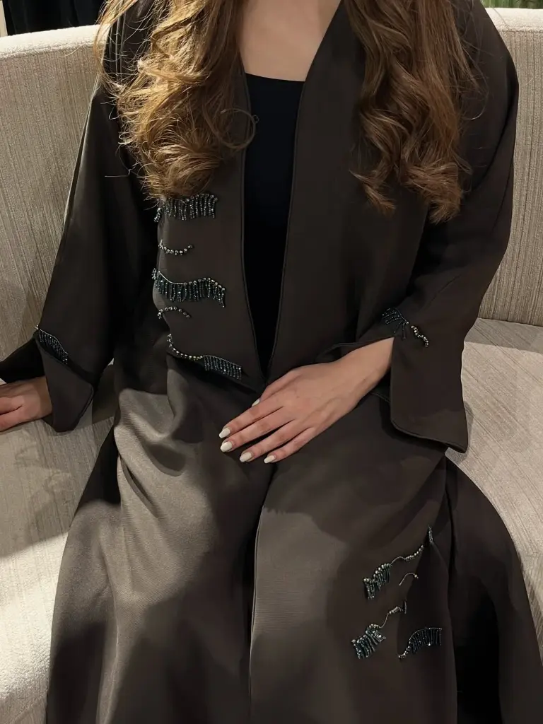 عباية من عوشة لاين بخامة مميزة و تطريز على الأمام و الأكمام 💕سعر العباية 48 ريال عماني تتوفر بع (1).webp