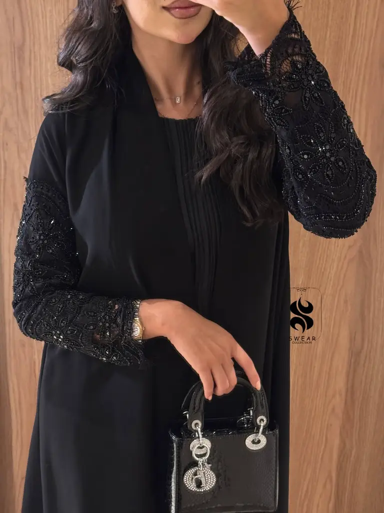 __عبايه بالكريب الياباني سواده فاحم ممزوج فيه الدانتيل مع الستون والشك الفخم يضفي رقي ورونق على (2).webp