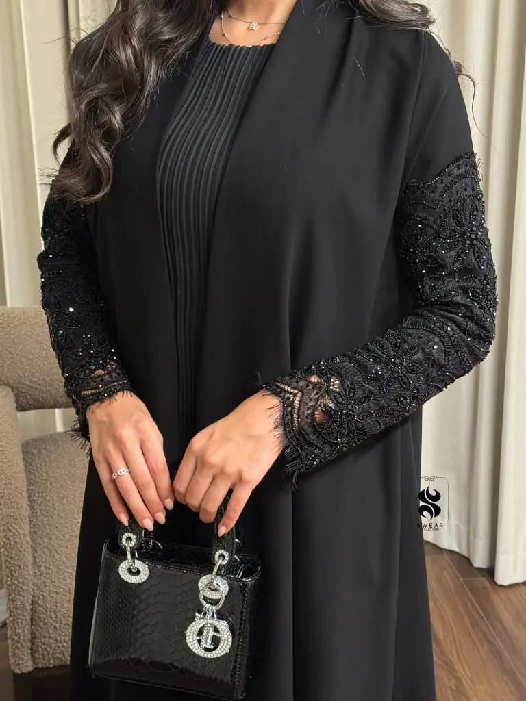 __عبايه بالكريب الياباني سواده فاحم ممزوج فيه الدانتيل مع الستون والشك الفخم يضفي رقي ورونق على .webp