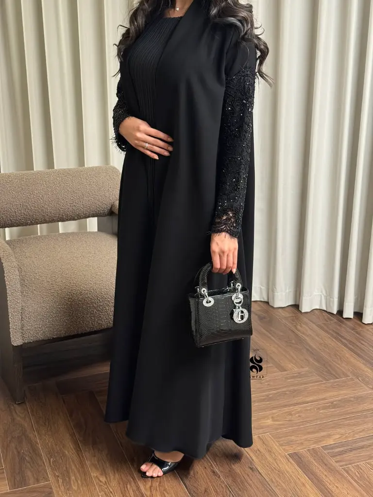 __عبايه بالكريب الياباني سواده فاحم ممزوج فيه الدانتيل مع الستون والشك الفخم يضفي رقي ورونق على (1).webp