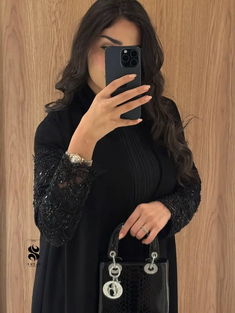 __عبايه بالكريب الياباني سواده فاحم ممزوج فيه الدانتيل مع الستون والشك الفخم يضفي رقي ورونق على .webp