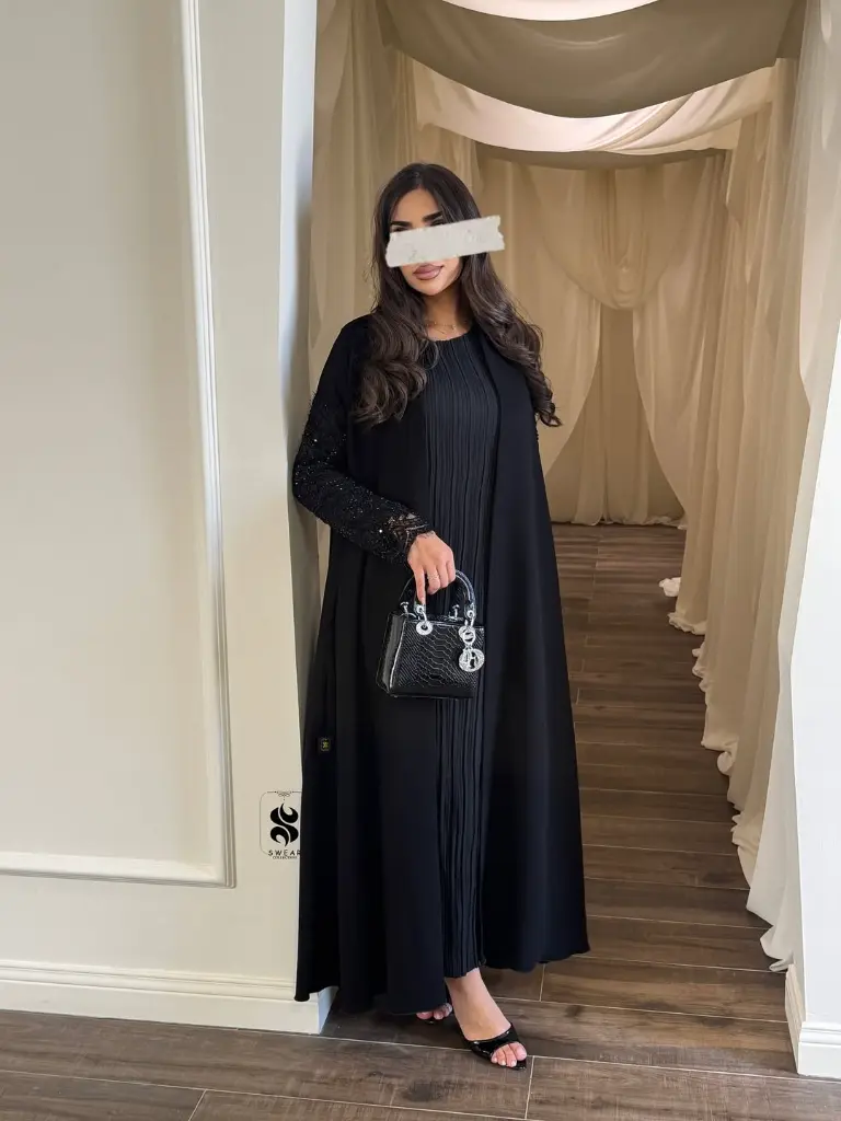 __عبايه بالكريب الياباني سواده فاحم ممزوج فيه الدانتيل مع الستون والشك الفخم يضفي رقي ورونق على (2).webp