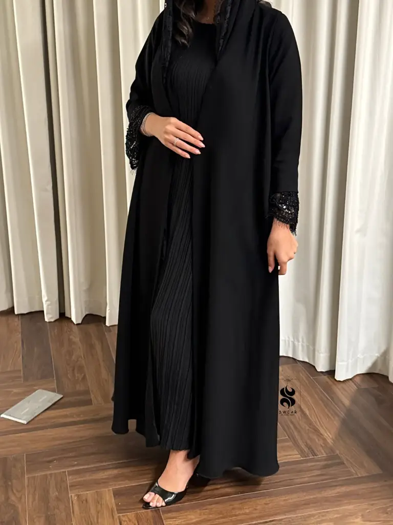 عبايه فخمه وراقيه بالكريب الياباني سواده فااااحم جدا مدموج مع قطعة الدانتيل والشك الرررراقي✨Code (1).webp