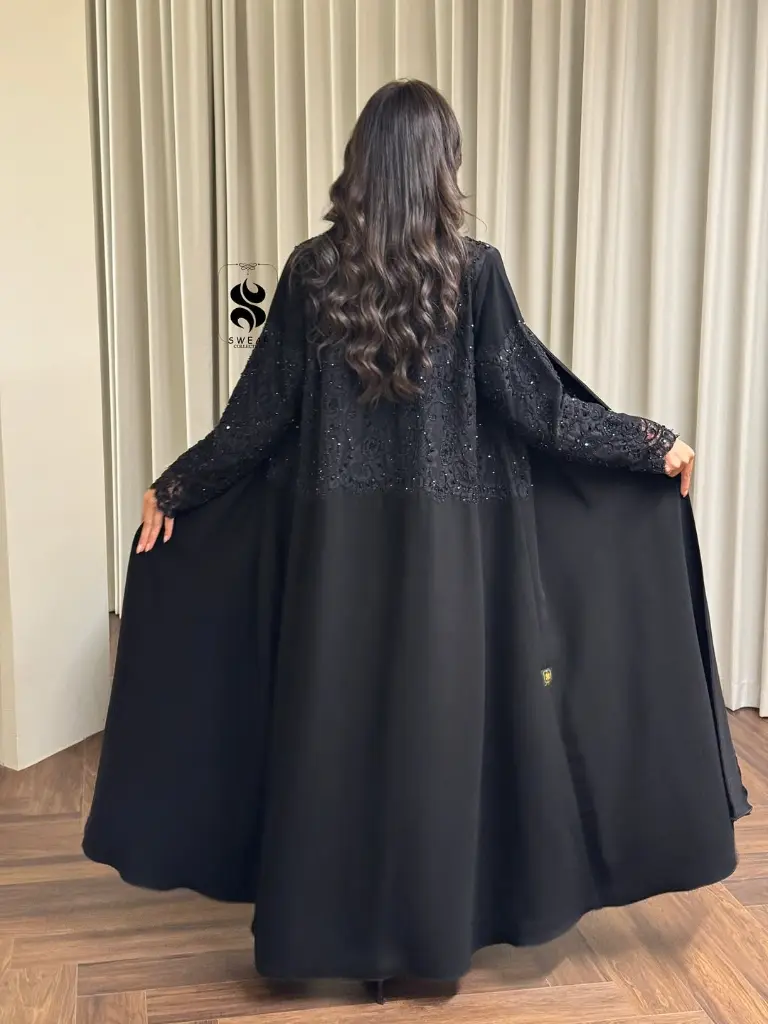 __عبايه انيقه جدا بالكريب الياباني دمجنا فيها الدانتيل ولأن الاسود ملك الألوان فخم لأطلالتكم الر.webp