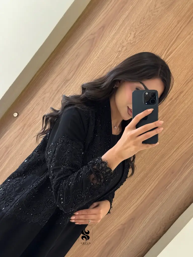 __عبايه انيقه جدا بالكريب الياباني دمجنا فيها الدانتيل ولأن الاسود ملك الألوان فخم لأطلالتكم الر (1).webp