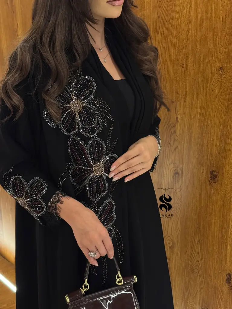 عبايه راقيه جدا بالكريب الياباني دمجنا فيها انواع مميزة من الستونز والكرستالز بشغل 3D مع تتش من  (4).webp