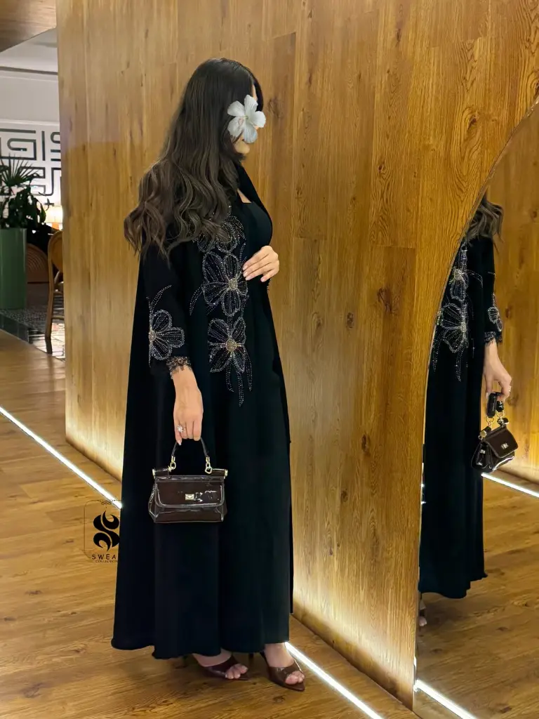 عبايه راقيه جدا بالكريب الياباني دمجنا فيها انواع مميزة من الستونز والكرستالز بشغل 3D مع تتش من .webp