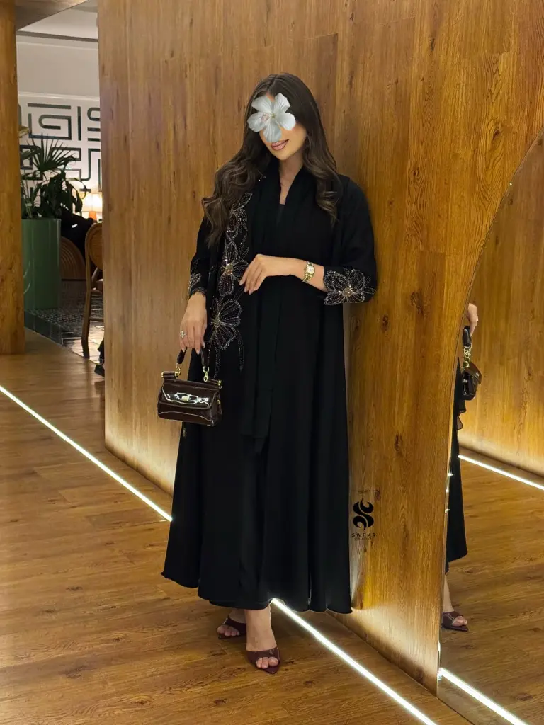 عبايه راقيه جدا بالكريب الياباني دمجنا فيها انواع مميزة من الستونز والكرستالز بشغل 3D مع تتش من  (2).webp