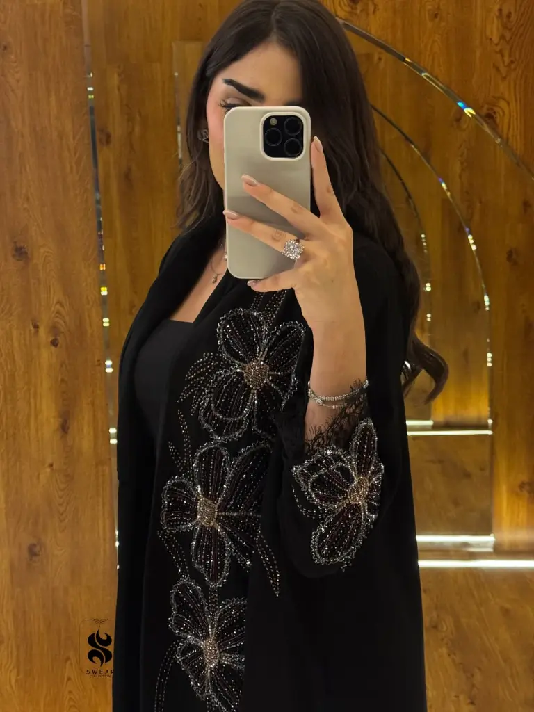 عبايه راقيه جدا بالكريب الياباني دمجنا فيها انواع مميزة من الستونز والكرستالز بشغل 3D مع تتش من  (1).webp