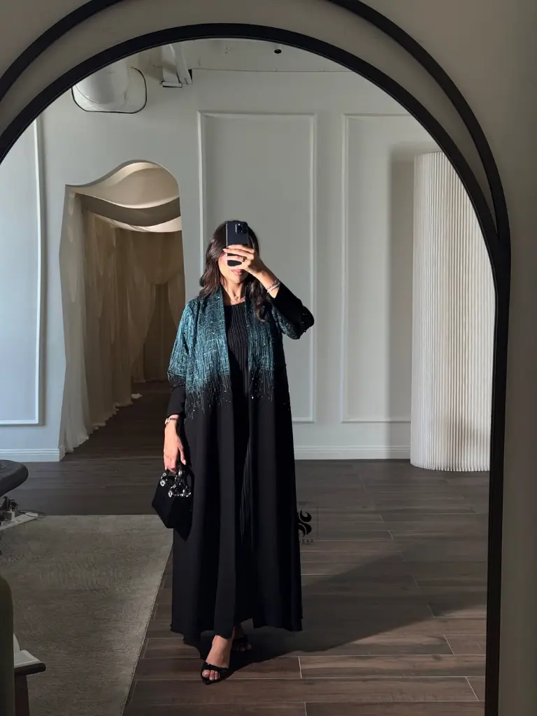 عبايه رااااقيه جدا باللون التركواز مع الستونز والكرستال الفخمم تحفه فنيه من الأبداع ممكن تتنفذ ب.webp
