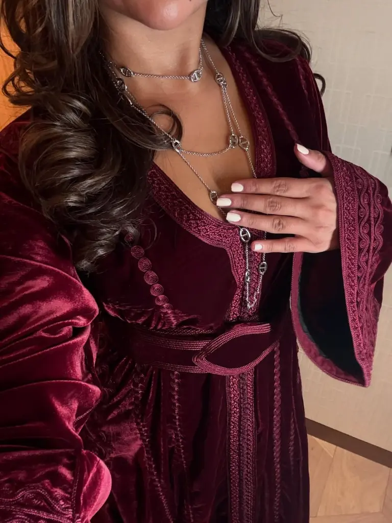 قفطان من المخمل الفاخر بلونه الماروني،تزيّنه تطريزات مغربية دقيقة من الامام بطول القطعة و تطريز .webp