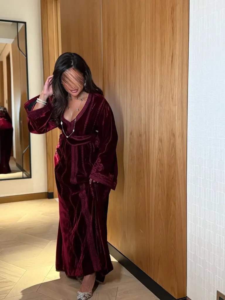 قفطان من المخمل الفاخر بلونه الماروني،تزيّنه تطريزات مغربية دقيقة من الامام بطول القطعة و تطريز  (2).webp