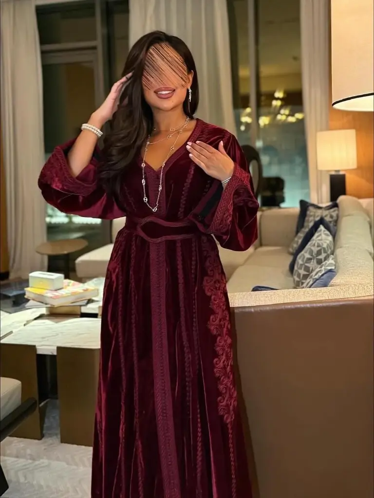 قفطان من المخمل الفاخر بلونه الماروني،تزيّنه تطريزات مغربية دقيقة من الامام بطول القطعة و تطريز  (4).webp