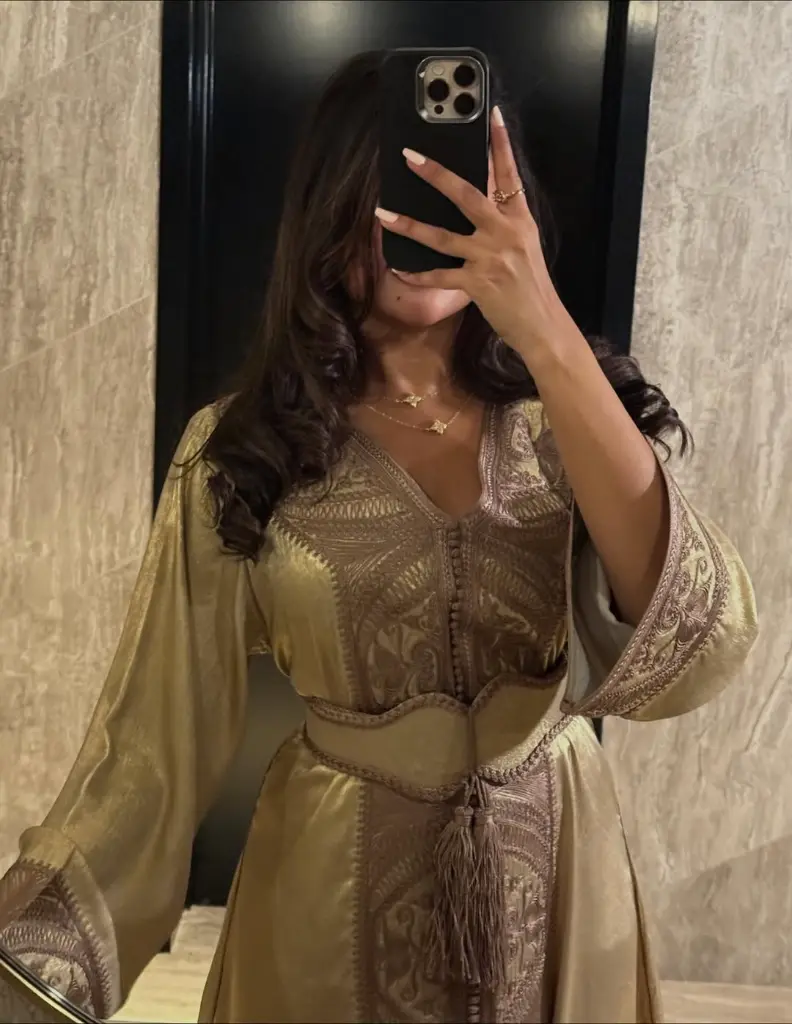 __تفاصيل هذا القفطان تحكي عن فخامة استثنائية ✨قماش لامع ولمسات تطريز دقيقة تبرز جمال التصميم بكل (4).webp