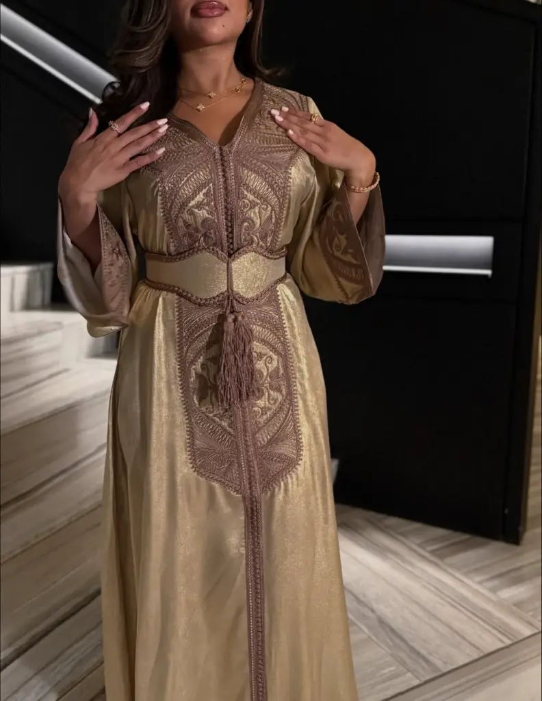 __تفاصيل هذا القفطان تحكي عن فخامة استثنائية ✨قماش لامع ولمسات تطريز دقيقة تبرز جمال التصميم بكل (5).webp