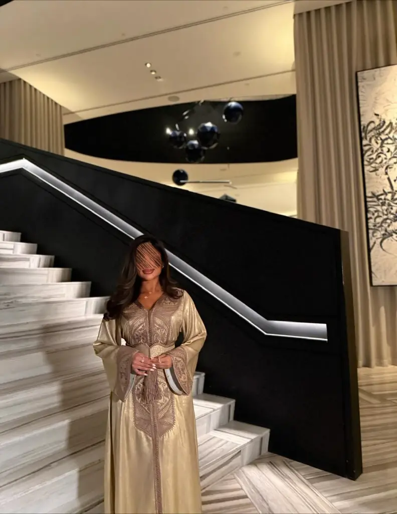 __تفاصيل هذا القفطان تحكي عن فخامة استثنائية ✨قماش لامع ولمسات تطريز دقيقة تبرز جمال التصميم بكل (3).webp