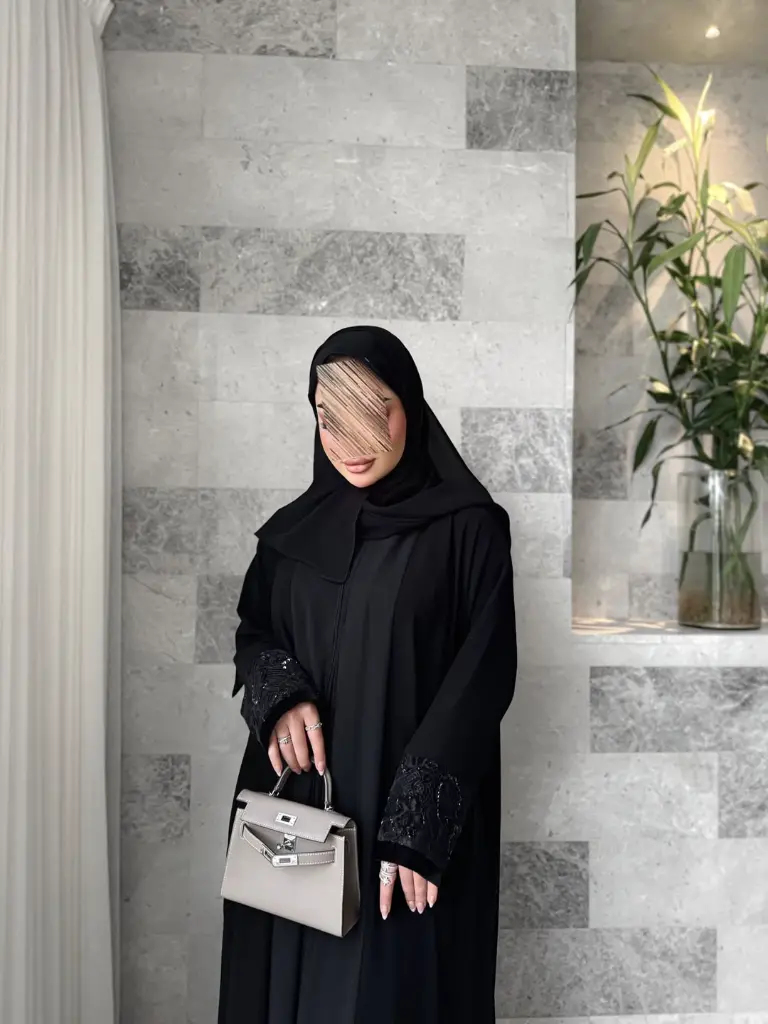 عباية مميزة 🖤 بقصة راقيه وخام عالي الجودة ❣️ عليها دانتيل ف الاكمام مشتغلين عليه شك يدوي اسود م.webp