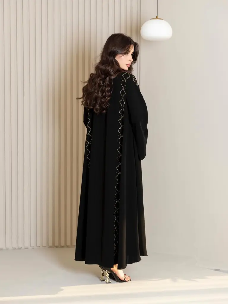 __CODE - HDB 198..._عباية بقصه كلوش بقماش كريب ، خرز ذهبي على برونز وكرستالات امام وخلف ، مع شيل.webp