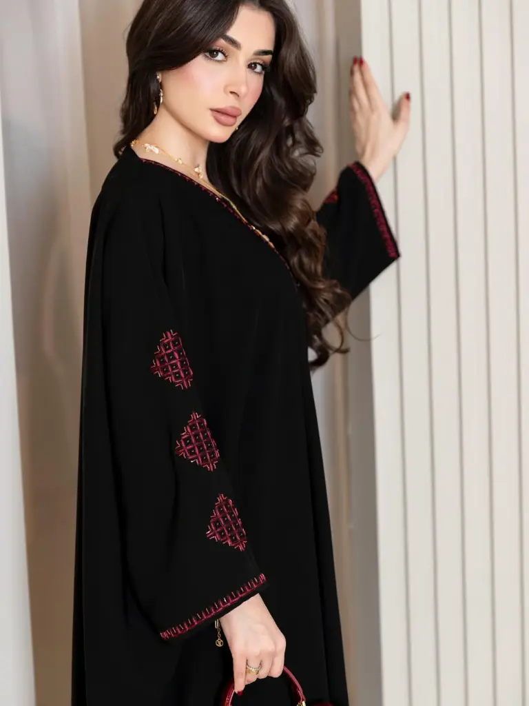 CODE - HDB 194..._عباية بقصه واسعه بقماش كريب ، تطريز مع خرز ، اللون يتغير ، مع شيله سادة. .____ (1).webp