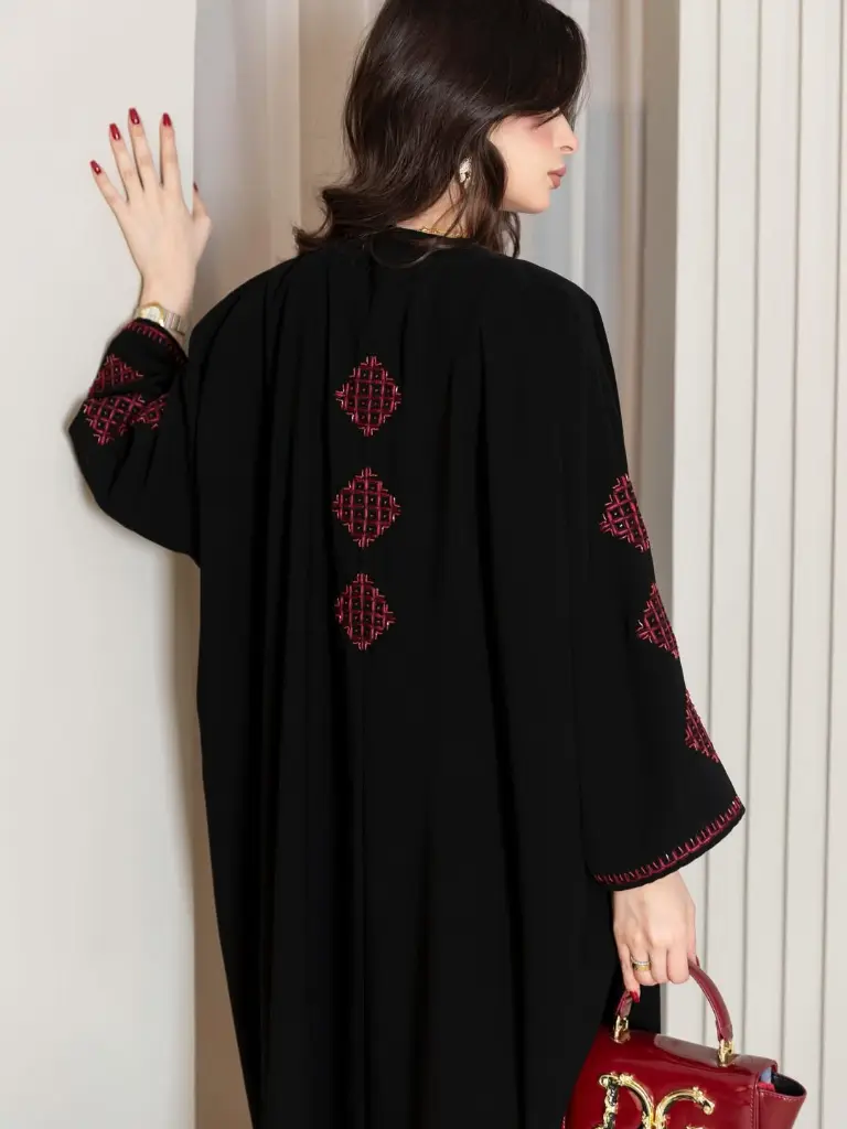 CODE - HDB 194..._عباية بقصه واسعه بقماش كريب ، تطريز مع خرز ، اللون يتغير ، مع شيله سادة. .____ (2).webp