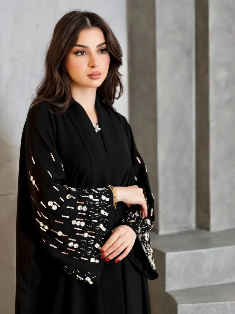 CODE - HDB 192...عباية بقصه واسعه مع بقماش كريب ، شك خرز بلون روز جولد و روز خفيف وكرستال مميز ع.webp