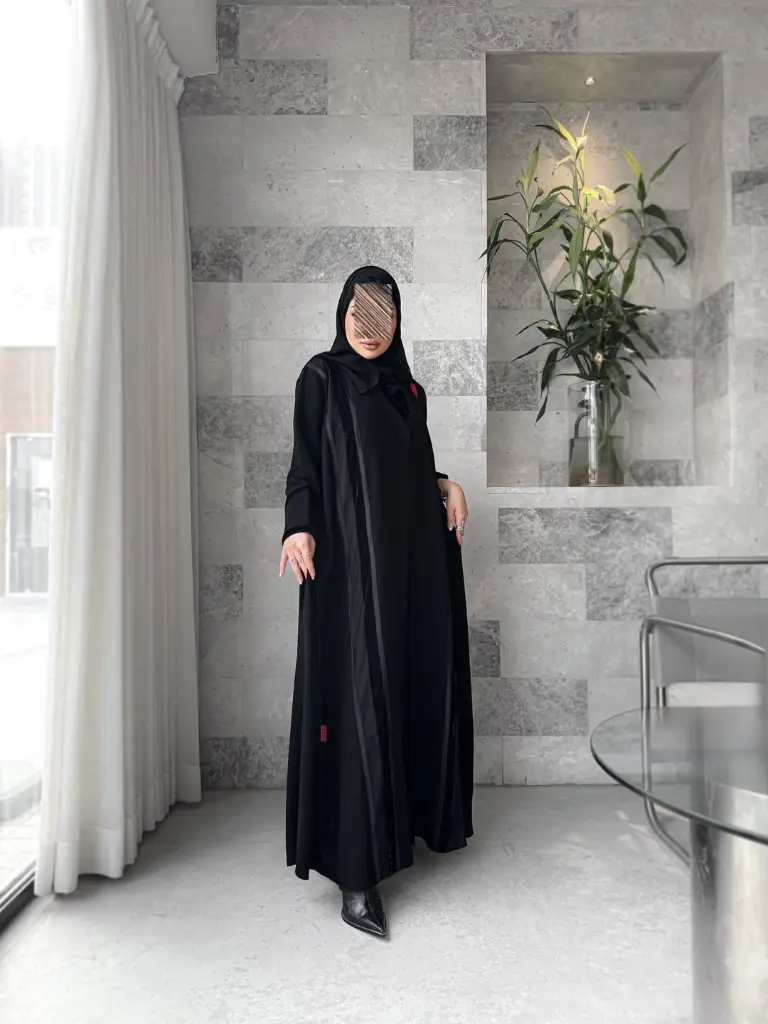 Code- icon2Price- 25 عباية بقصة تجنننن نص قطري بعرض بسيط 💓 فيها دمج أقمشة مخمل + قماش لامع + شر (4).webp