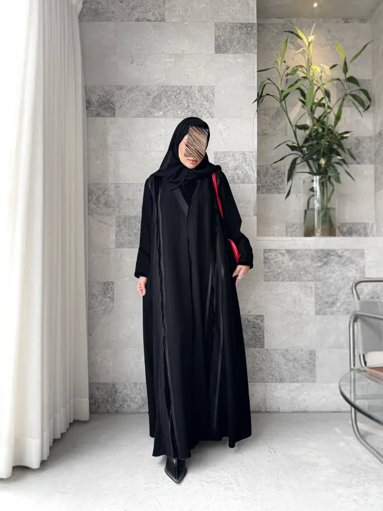 Code- icon2Price- 25 عباية بقصة تجنننن نص قطري بعرض بسيط 💓 فيها دمج أقمشة مخمل + قماش لامع + شر (5).webp