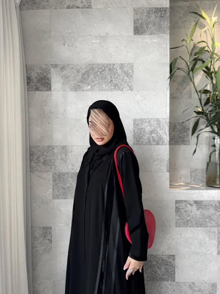 Code- icon2Price- 25 عباية بقصة تجنننن نص قطري بعرض بسيط 💓 فيها دمج أقمشة مخمل + قماش لامع + شر.webp