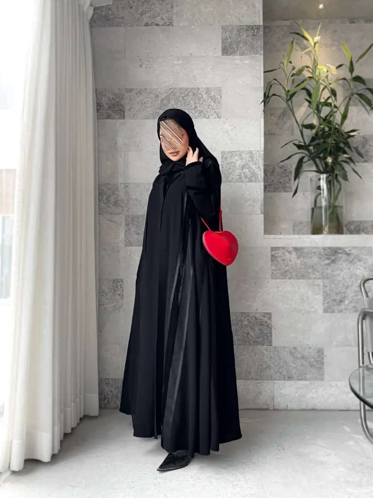 Code- icon2Price- 25 عباية بقصة تجنننن نص قطري بعرض بسيط 💓 فيها دمج أقمشة مخمل + قماش لامع + شر (6).webp