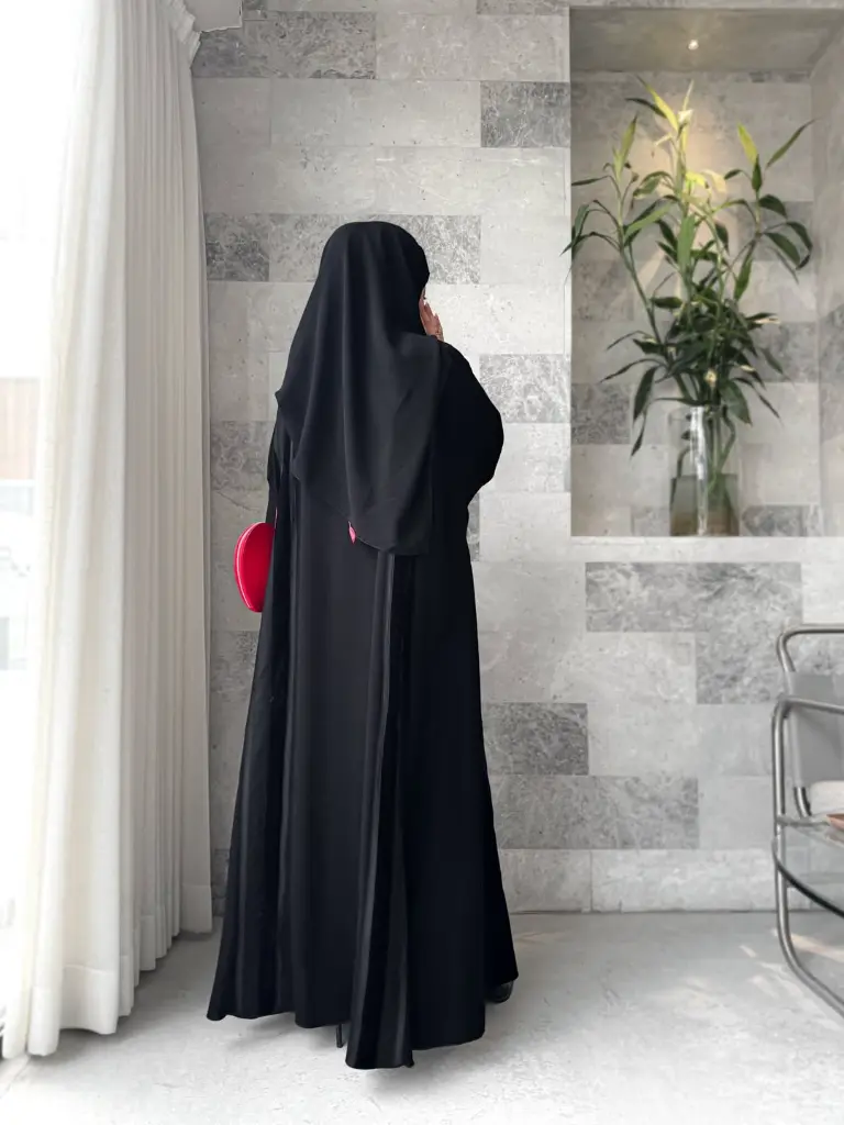 Code- icon2Price- 25 عباية بقصة تجنننن نص قطري بعرض بسيط 💓 فيها دمج أقمشة مخمل + قماش لامع + شر (2).webp