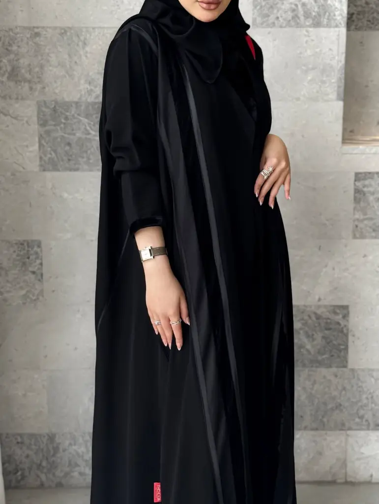 Code- icon2Price- 25 عباية بقصة تجنننن نص قطري بعرض بسيط 💓 فيها دمج أقمشة مخمل + قماش لامع + شر (3).webp