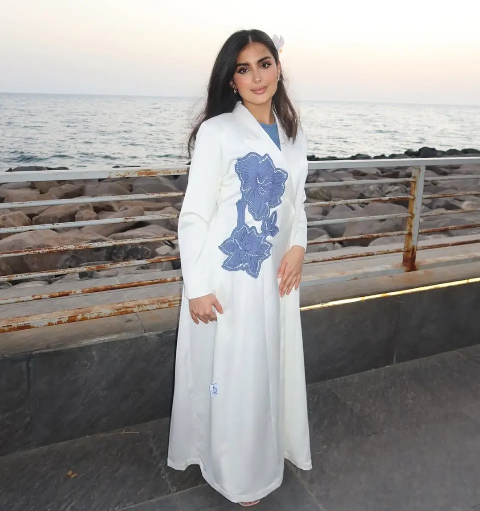 ______🤍 code-321عباية بلون اللؤلؤ الهادئ مزينة بتفاصيل جينز مطرزة بالخرز لا تحتاج لجهد لتكون جذ (1).webp