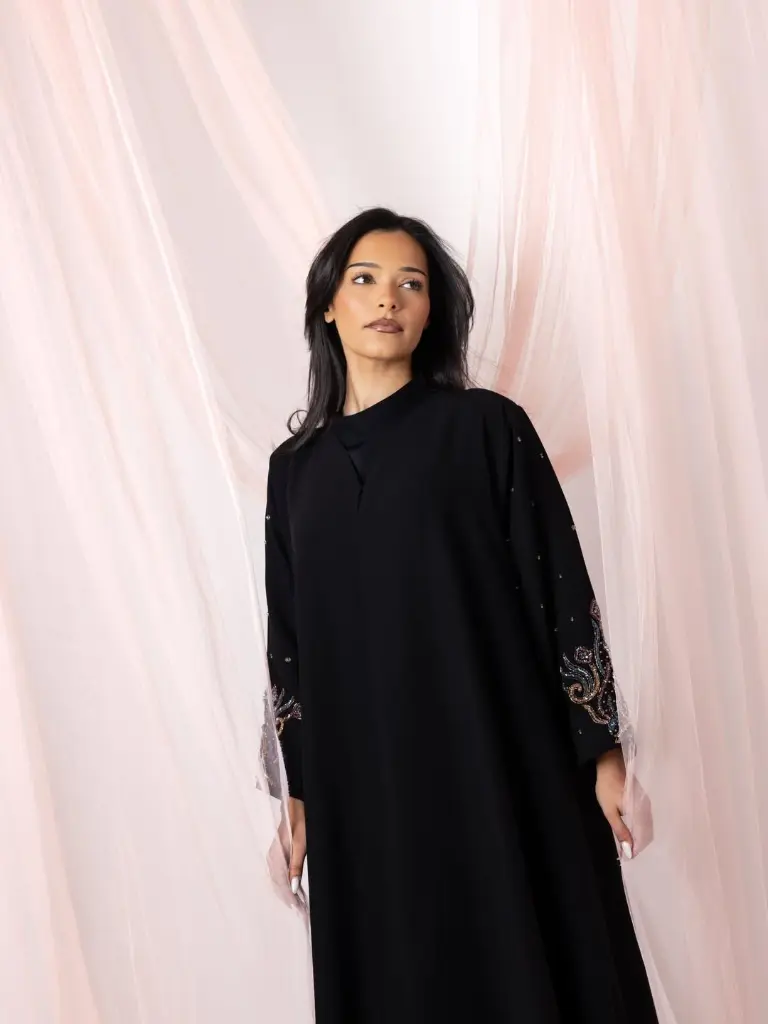 CODE - MA24PRICE- 85 OMRمن العبايات الفخمة ، العباية بـ قماش إندونيسي بجودة جداً مُمتازة ، سواده (1).webp