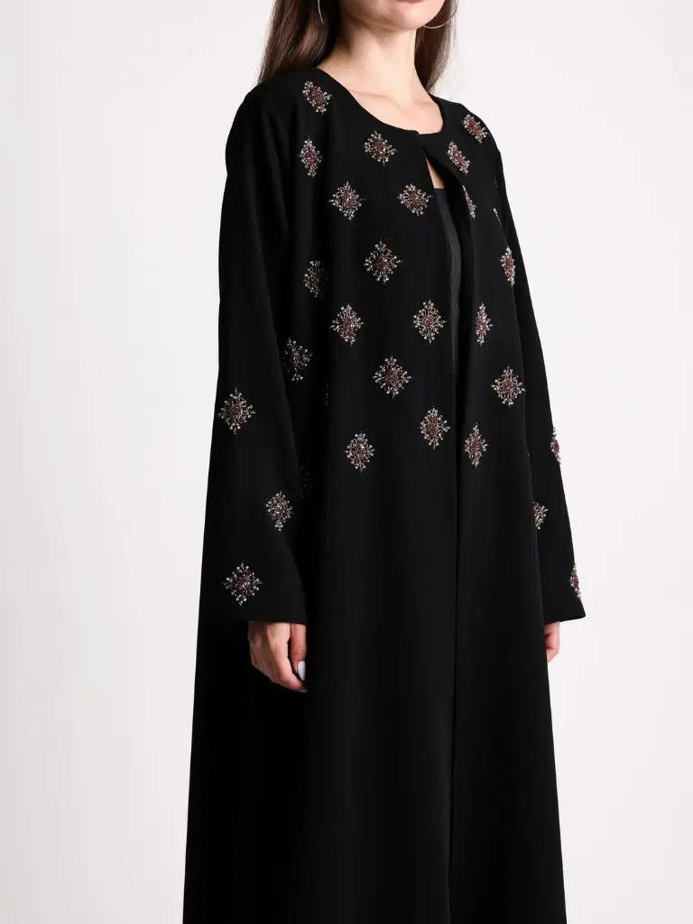 CODE - MA31PRICE- 49 OMRالعباية بـ قماش اندونيسي بجودة جداً مُمتازة ، مريح جداً ف اللبس ، عليها  (3).webp