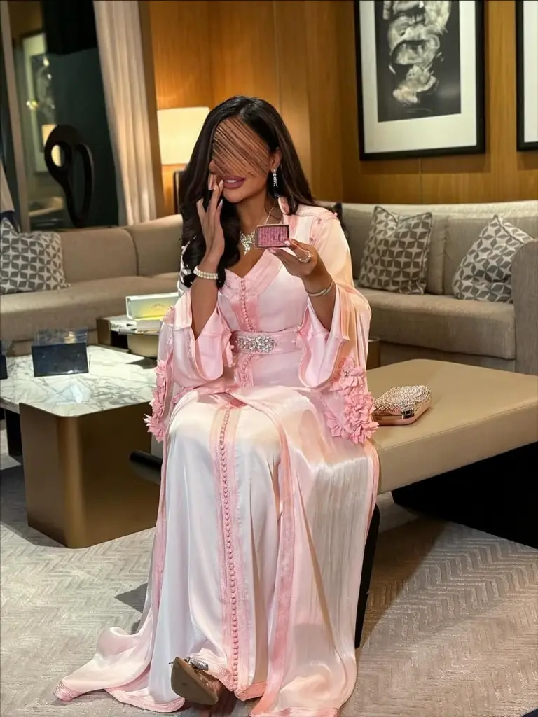 قفطان من الأورجنزا درجة اولى بلونة الوردي، و القطعة داخلية من الحرير ناعمالاكمام مميزة بأضافة ال (2).webp