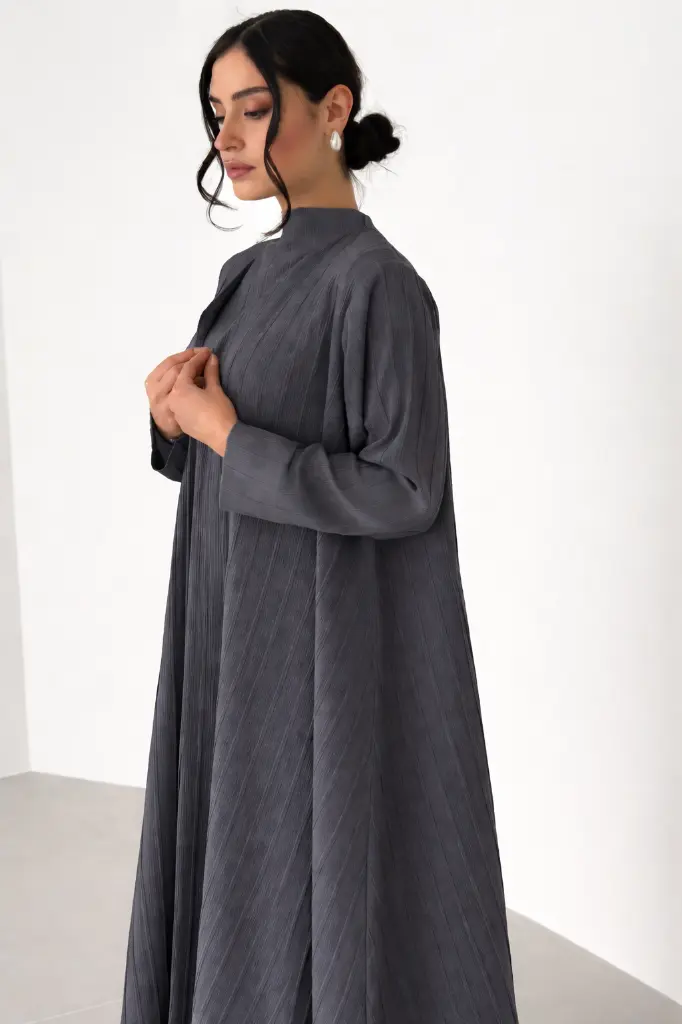 Serene elegance in a grey abaya.webp
